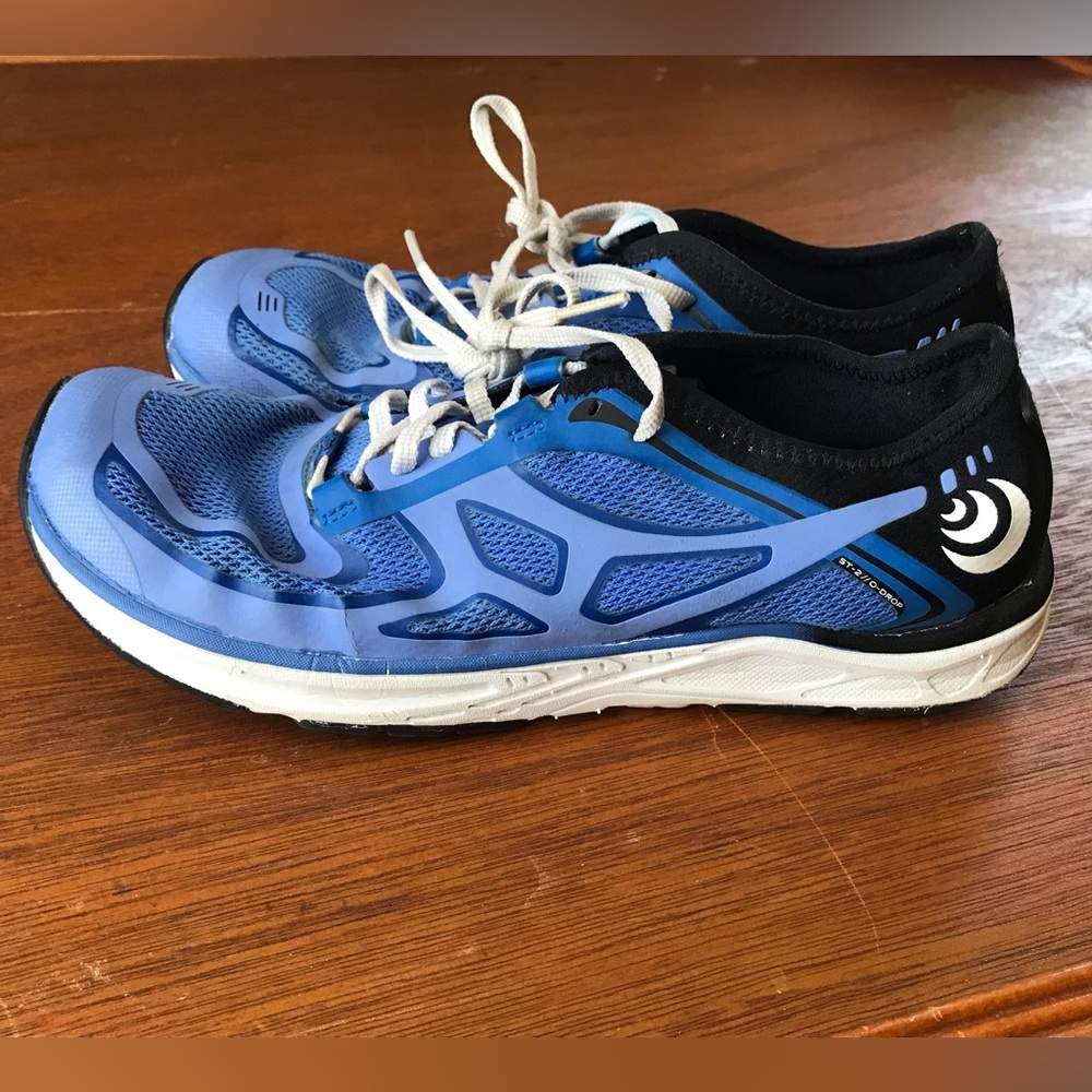 TOPO ATHLETIC SNEAKERS